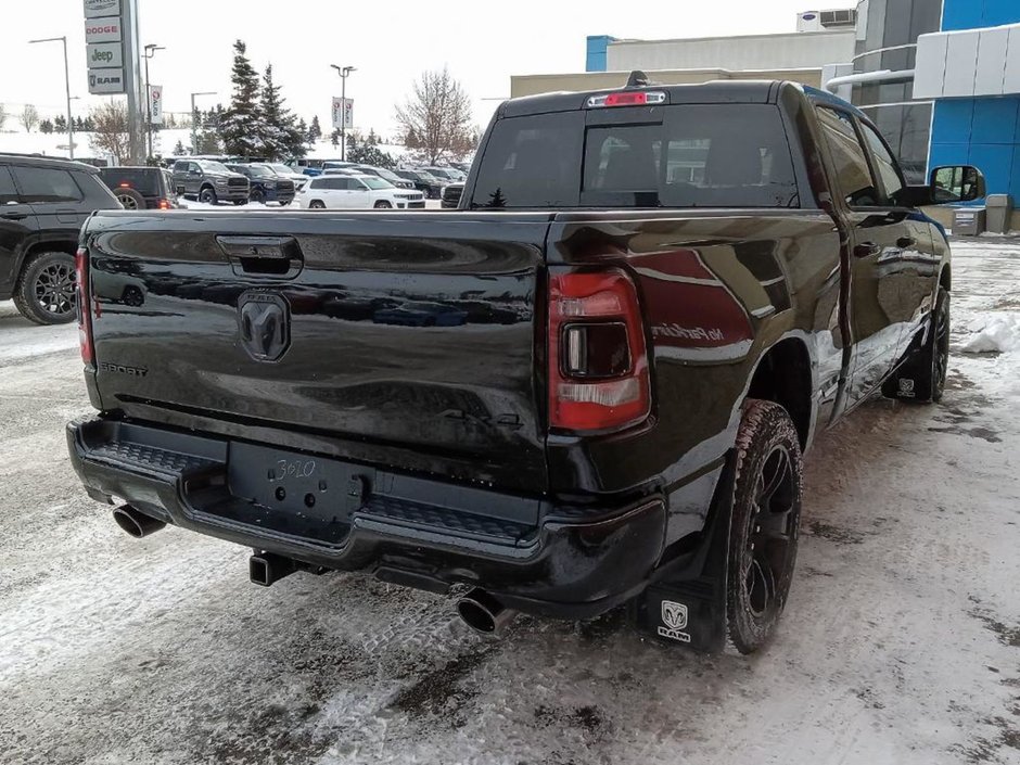 2024 Ram 1500 SPORT IN DIAMOND BLACK EQUIPPED WITH A 5.7L HEMI V8 W/ETORQUE , 4X4 , 8SPD AUTO , 125L TANK , SPORT HOOD , PANORAMIC SUNROOF , R-26
