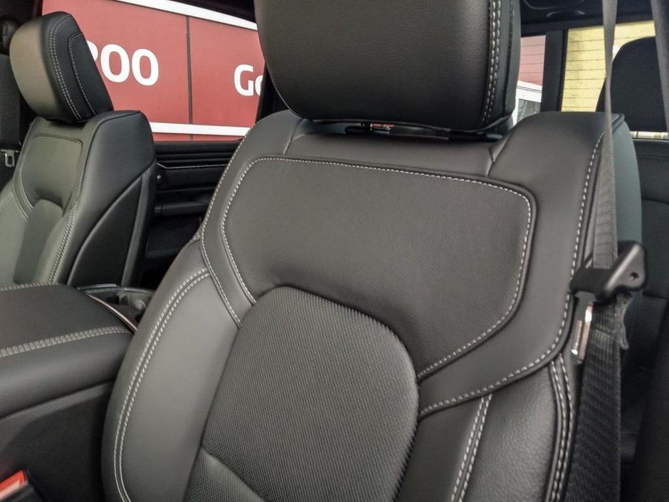 2024 Ram 1500 SPORT IN DIAMOND BLACK EQUIPPED WITH A 5.7L HEMI V8 W/ETORQUE , 4X4 , 8SPD AUTO , 125L TANK , SPORT HOOD , PANORAMIC SUNROOF , R-18