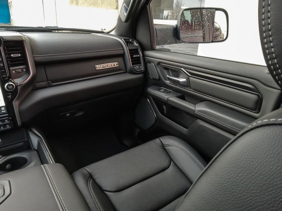 2024 Ram 1500 SPORT IN DIAMOND BLACK EQUIPPED WITH A 5.7L HEMI V8 W/ETORQUE , 4X4 , 8SPD AUTO , 125L TANK , SPORT HOOD , PANORAMIC SUNROOF , R-23