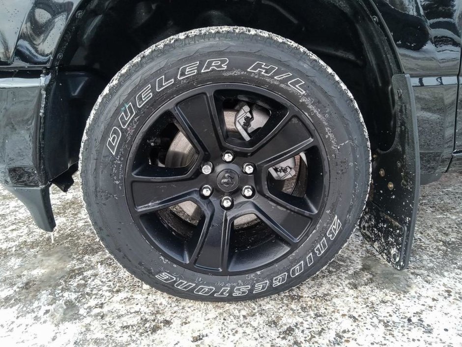 2024 Ram 1500 SPORT IN DIAMOND BLACK EQUIPPED WITH A 5.7L HEMI V8 W/ETORQUE , 4X4 , 8SPD AUTO , 125L TANK , SPORT HOOD , PANORAMIC SUNROOF , R-5