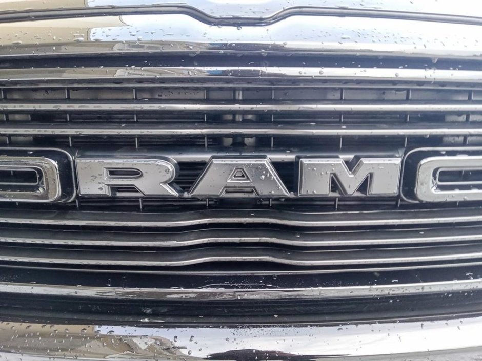 2024 Ram 1500 SPORT IN DIAMOND BLACK EQUIPPED WITH A 5.7L HEMI V8 W/ETORQUE , 4X4 , 8SPD AUTO , 125L TANK , SPORT HOOD , PANORAMIC SUNROOF , R-8