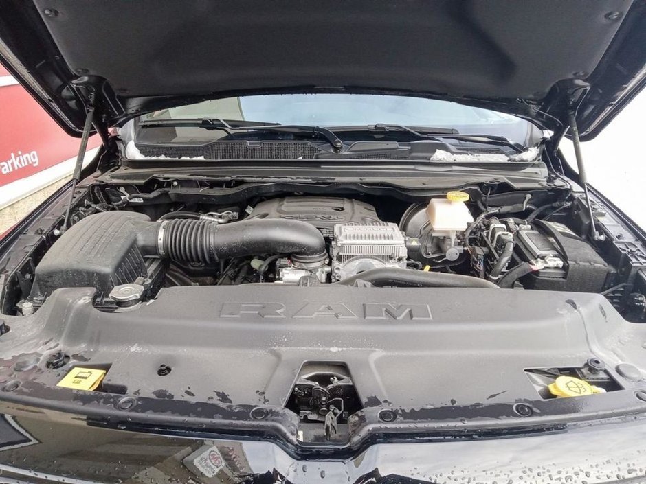 2024 Ram 1500 SPORT IN DIAMOND BLACK EQUIPPED WITH A 5.7L HEMI V8 W/ETORQUE , 4X4 , 8SPD AUTO , 125L TANK , SPORT HOOD , PANORAMIC SUNROOF , R-9