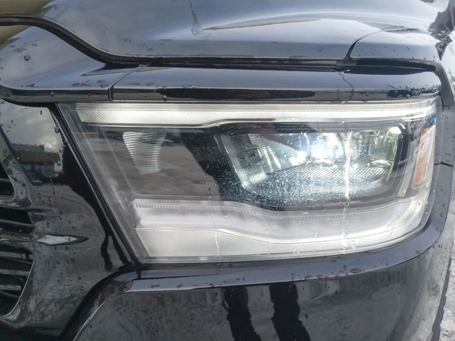 2024 Ram 1500 SPORT IN DIAMOND BLACK EQUIPPED WITH A 5.7L HEMI V8 W/ETORQUE , 4X4 , 8SPD AUTO , 125L TANK , SPORT HOOD , PANORAMIC SUNROOF , R-7