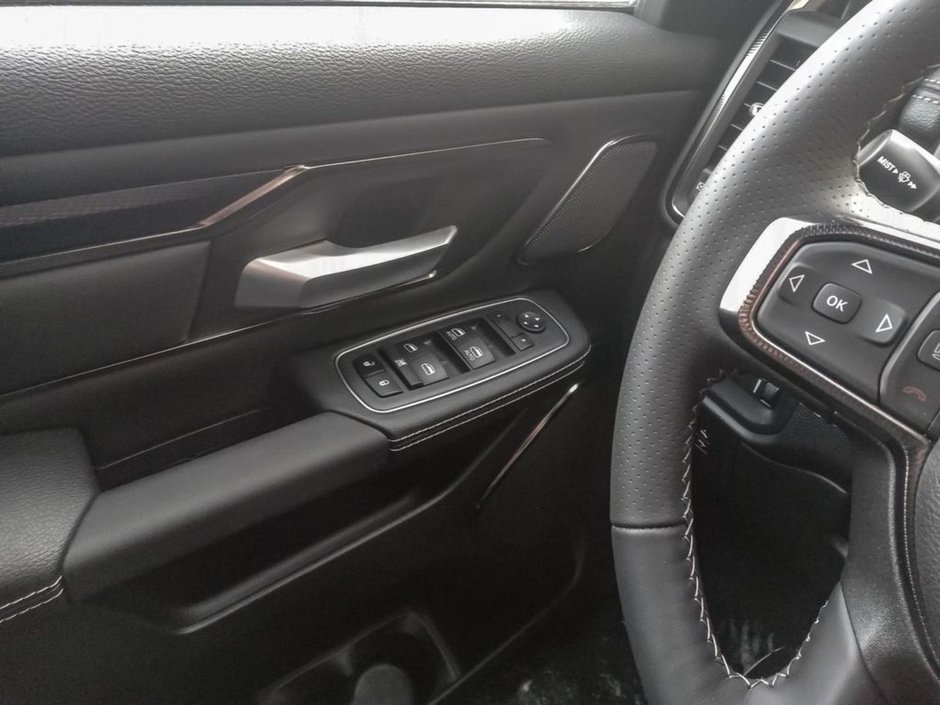 2024 Ram 1500 SPORT IN DIAMOND BLACK EQUIPPED WITH A 5.7L HEMI V8 W/ETORQUE , 4X4 , 8SPD AUTO , 125L TANK , SPORT HOOD , PANORAMIC SUNROOF , R-15