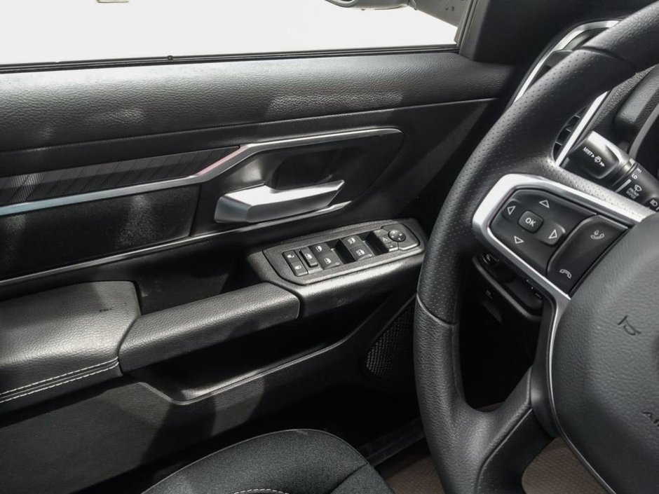 2025 Ram 1500 BIG HORN IN BRIGHT WHITE EQUIPPED WITH A 3.0L HURRICANE TWIN TURBO I6 , 4X4 , 8SPD AUTO , TRAILER BRAKE CONTROL , 3.92 REAR AXLE-16