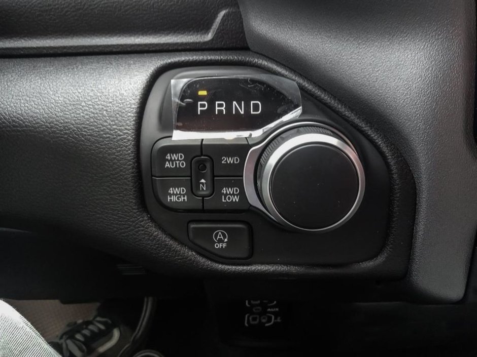 2025 Ram 1500 BIG HORN IN BRIGHT WHITE EQUIPPED WITH A 3.0L HURRICANE TWIN TURBO I6 , 4X4 , 8SPD AUTO , TRAILER BRAKE CONTROL , 3.92 REAR AXLE-17