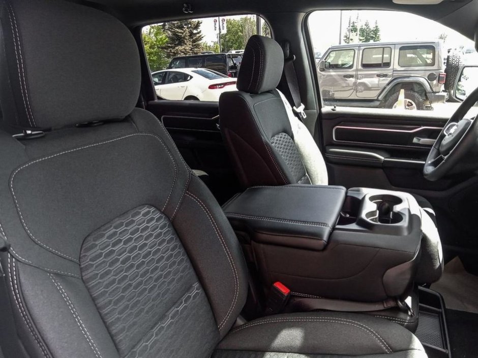 2025 Ram 1500 BIG HORN IN BRIGHT WHITE EQUIPPED WITH A 3.0L HURRICANE TWIN TURBO I6 , 4X4 , 8SPD AUTO , TRAILER BRAKE CONTROL , PROTECTION GRO-21