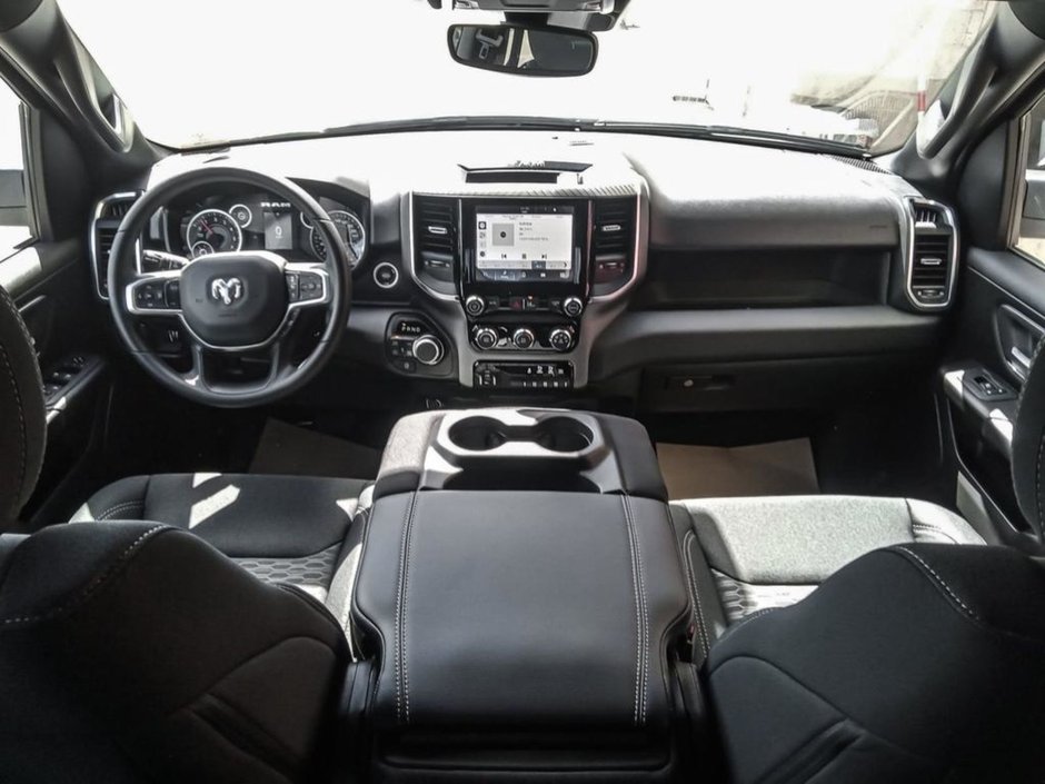 2025 Ram 1500 BIG HORN IN BRIGHT WHITE EQUIPPED WITH A 3.0L HURRICANE TWIN TURBO I6 , 4X4 , 8SPD AUTO , TRAILER BRAKE CONTROL , PROTECTION GRO-23