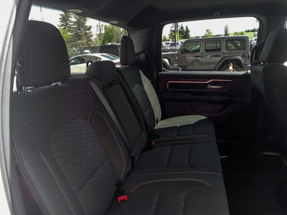 2025 Ram 1500 BIG HORN IN BRIGHT WHITE EQUIPPED WITH A 3.0L HURRICANE TWIN TURBO I6 , 4X4 , 8SPD AUTO , TRAILER BRAKE CONTROL , PROTECTION GRO-22