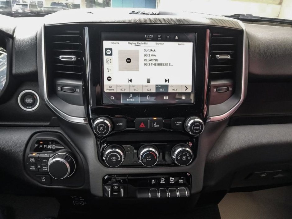 2025 Ram 1500 BIG HORN IN BRIGHT WHITE EQUIPPED WITH A 3.0L HURRICANE TWIN TURBO I6 , 4X4 , 8SPD AUTO , TRAILER BRAKE CONTROL , PROTECTION GRO-18