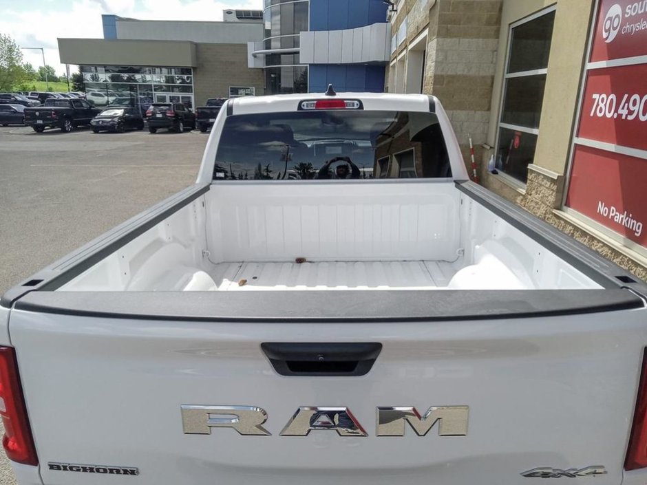 2025 Ram 1500 BIG HORN IN BRIGHT WHITE EQUIPPED WITH A 3.0L HURRICANE TWIN TURBO I6 , 4X4 , 8SPD AUTO , TRAILER BRAKE CONTROL , PROTECTION GRO-11