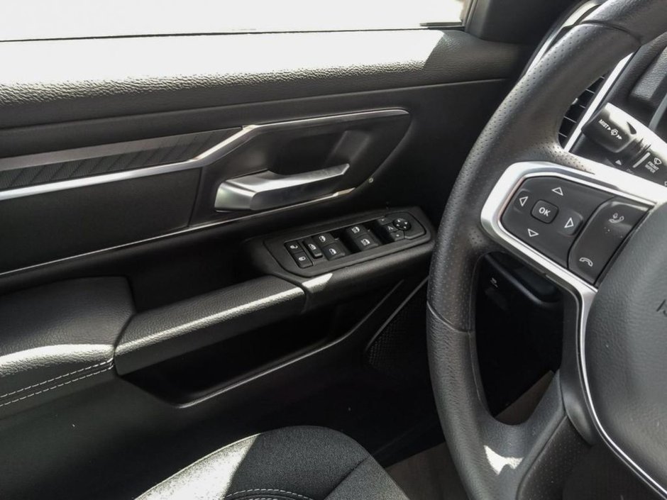 2025 Ram 1500 BIG HORN IN BRIGHT WHITE EQUIPPED WITH A 3.0L HURRICANE TWIN TURBO I6 , 4X4 , 8SPD AUTO , TRAILER BRAKE CONTROL , PROTECTION GRO-16