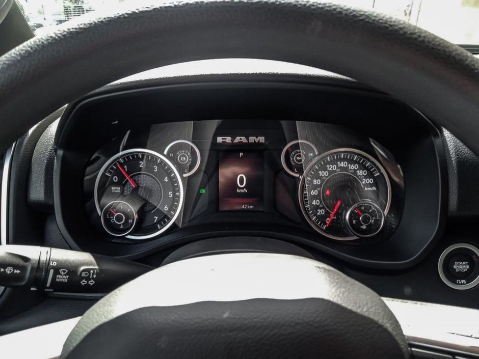 2025 Ram 1500 BIG HORN IN BRIGHT WHITE EQUIPPED WITH A 3.0L HURRICANE TWIN TURBO I6 , 4X4 , 8SPD AUTO , TRAILER BRAKE CONTROL , PROTECTION GRO-14