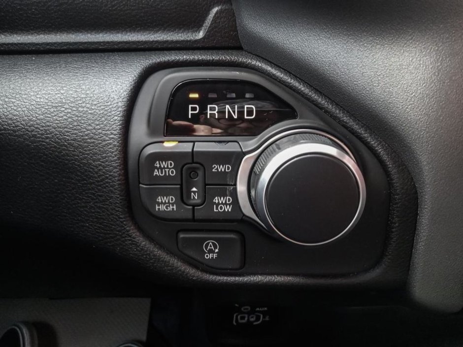 2025 Ram 1500 BIG HORN IN BRIGHT WHITE EQUIPPED WITH A 3.0L HURRICANE TWIN TURBO I6 , 4X4 , 8SPD AUTO , TRAILER BRAKE CONTROL , PROTECTION GRO-17