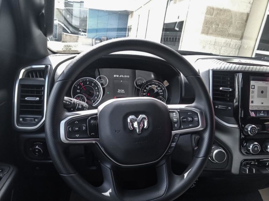 2025 Ram 1500 BIG HORN IN BRIGHT WHITE EQUIPPED WITH A 3.0L HURRICANE TWIN TURBO I6 , 4X4 , 8SPD AUTO , TRAILER BRAKE CONTROL , PROTECTION GRO-13