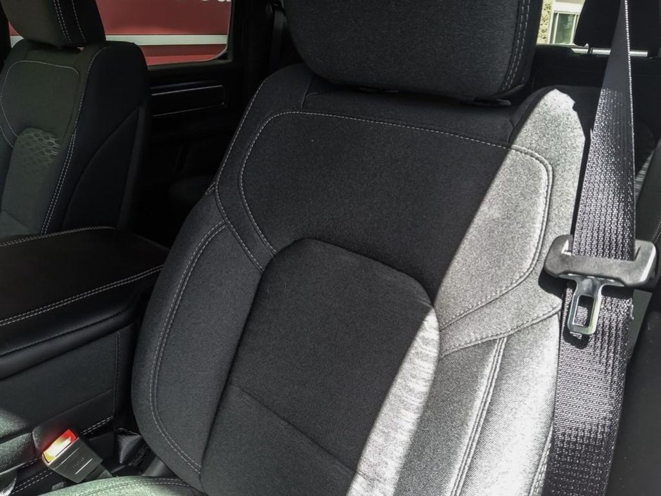 2025 Ram 1500 BIG HORN IN BRIGHT WHITE EQUIPPED WITH A 3.0L HURRICANE TWIN TURBO I6 , 4X4 , 8SPD AUTO , TRAILER BRAKE CONTROL , PROTECTION GRO-19