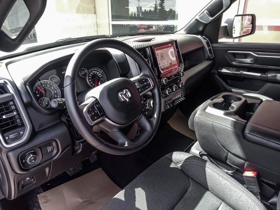 2025 Ram 1500 BIG HORN IN BRIGHT WHITE EQUIPPED WITH A 3.0L HURRICANE TWIN TURBO I6 , 4X4 , 8SPD AUTO , TRAILER BRAKE CONTROL , PROTECTION GRO-12