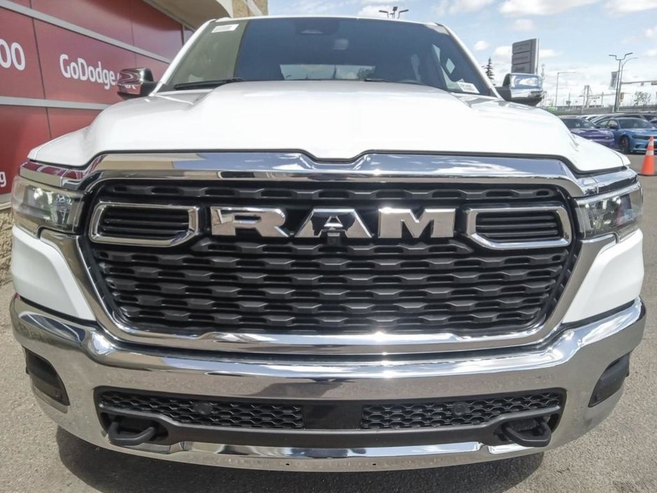 2025 Ram 1500 BIG HORN IN BRIGHT WHITE EQUIPPED WITH A 3.0L HURRICANE TWIN TURBO I6 , 4X4 , 8SPD AUTO , TRAILER BRAKE CONTROL , PROTECTION GRO-8