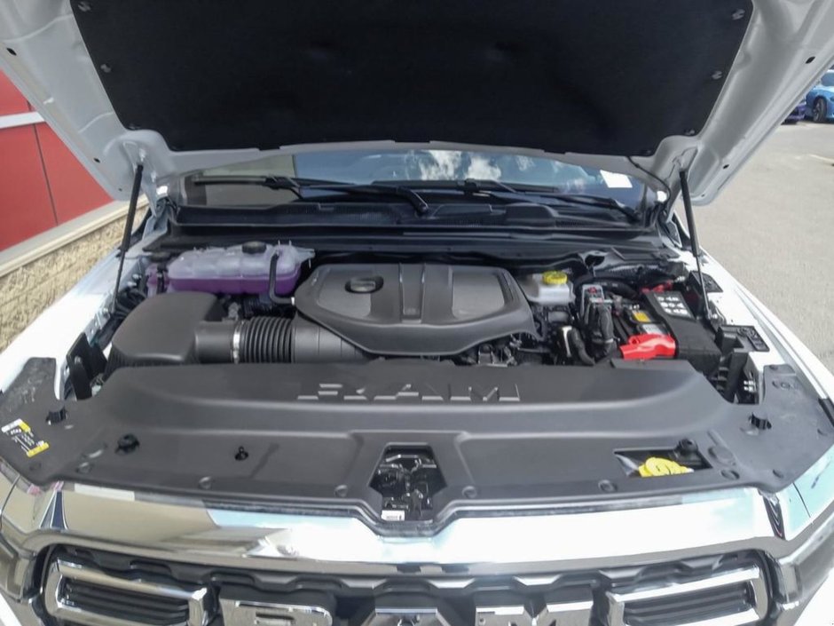 2025 Ram 1500 BIG HORN IN BRIGHT WHITE EQUIPPED WITH A 3.0L HURRICANE TWIN TURBO I6 , 4X4 , 8SPD AUTO , TRAILER BRAKE CONTROL , PROTECTION GRO-9