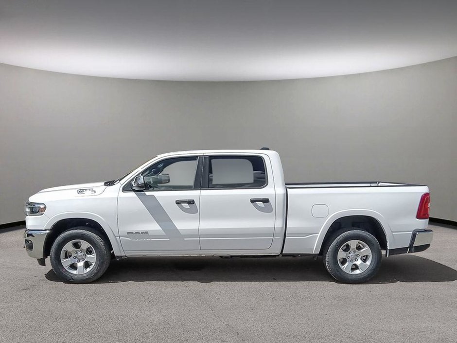2025 Ram 1500 BIG HORN IN BRIGHT WHITE EQUIPPED WITH A 3.0L HURRICANE TWIN TURBO I6 , 4X4 , 8SPD AUTO , TRAILER BRAKE CONTROL , PROTECTION GRO-2