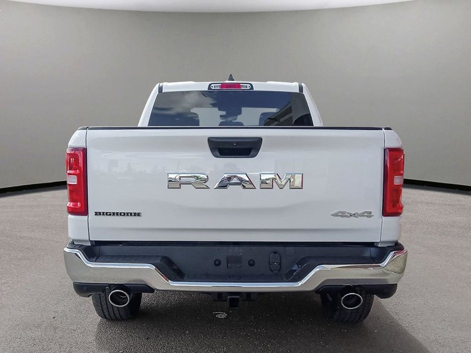 2025 Ram 1500 BIG HORN IN BRIGHT WHITE EQUIPPED WITH A 3.0L HURRICANE TWIN TURBO I6 , 4X4 , 8SPD AUTO , TRAILER BRAKE CONTROL , PROTECTION GRO-4
