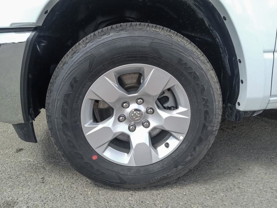 2025 Ram 1500 BIG HORN IN BRIGHT WHITE EQUIPPED WITH A 3.0L HURRICANE TWIN TURBO I6 , 4X4 , 8SPD AUTO , TRAILER BRAKE CONTROL , PROTECTION GRO-5