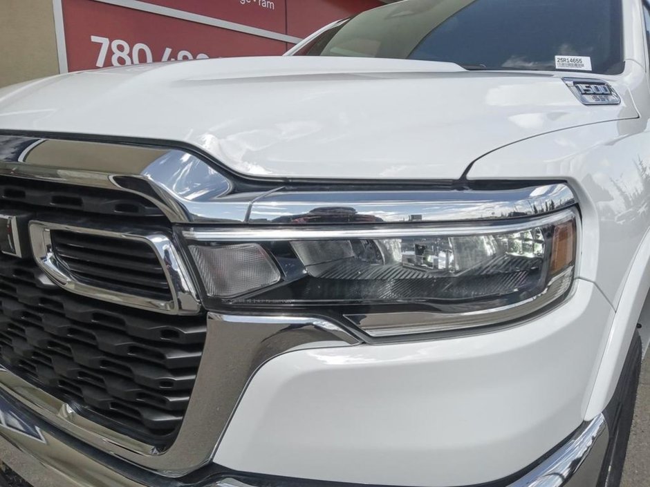 2025 Ram 1500 BIG HORN IN BRIGHT WHITE EQUIPPED WITH A 3.0L HURRICANE TWIN TURBO I6 , 4X4 , 8SPD AUTO , TRAILER BRAKE CONTROL , PROTECTION GRO-7