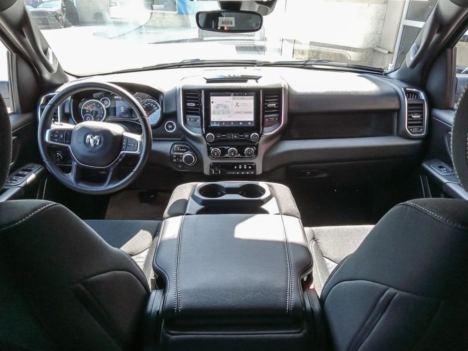 2025 Ram 1500 BIG HORN IN BRIGHT WHITE EQUIPPED WITH A 3.6L V6 W/ETORQUE , 4X4 , 8SPD AUTO , TRAILER BRAKE CONTROL , 3.55 REAR AXLE RATIO , PR-22