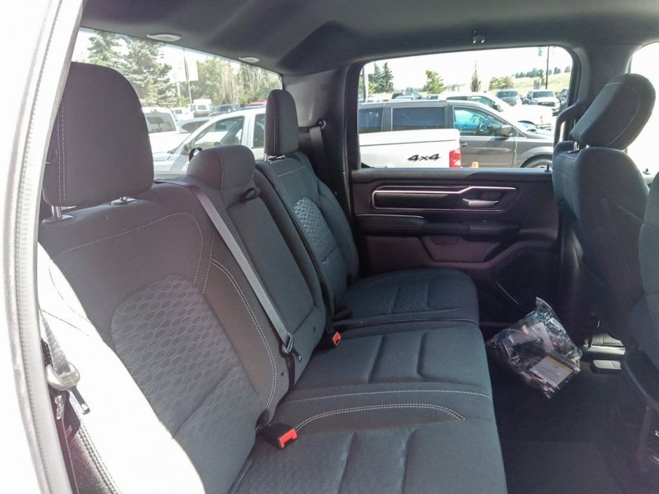 2025 Ram 1500 BIG HORN IN BRIGHT WHITE EQUIPPED WITH A 3.6L V6 W/ETORQUE , 4X4 , 8SPD AUTO , TRAILER BRAKE CONTROL , 3.55 REAR AXLE RATIO , PR-21