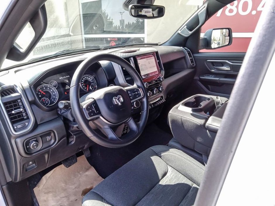 2025 Ram 1500 BIG HORN IN BRIGHT WHITE EQUIPPED WITH A 3.6L V6 W/ETORQUE , 4X4 , 8SPD AUTO , TRAILER BRAKE CONTROL , 3.55 REAR AXLE RATIO , PR-11