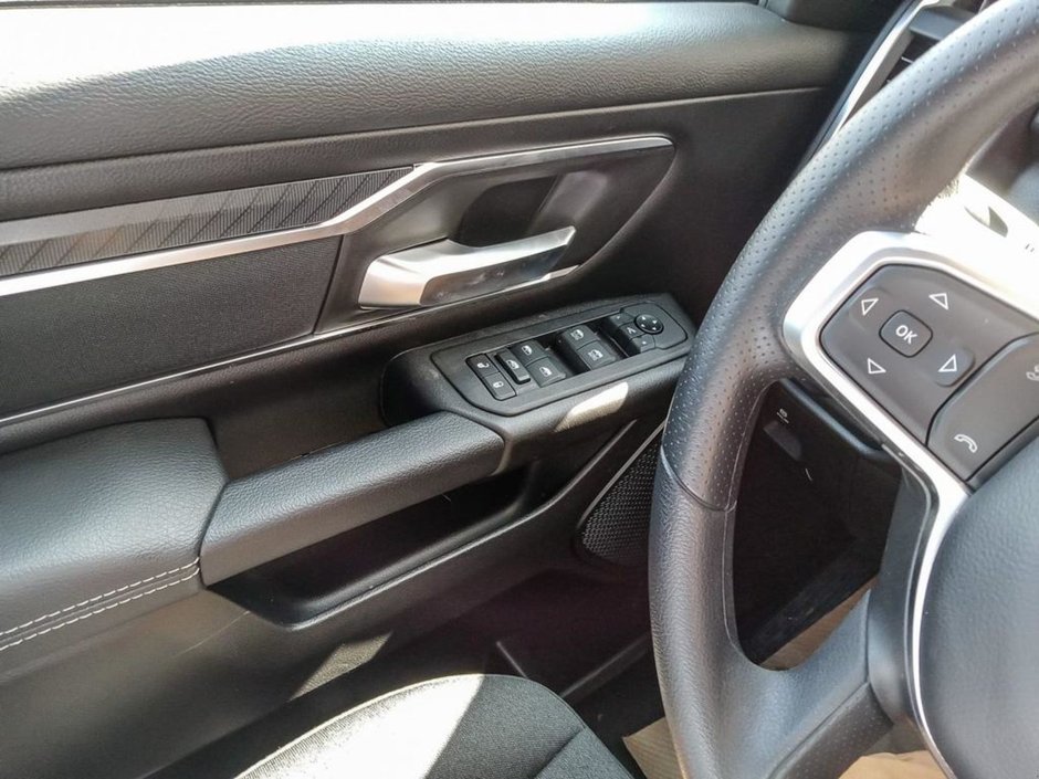 2025 Ram 1500 BIG HORN IN BRIGHT WHITE EQUIPPED WITH A 3.6L V6 W/ETORQUE , 4X4 , 8SPD AUTO , TRAILER BRAKE CONTROL , 3.55 REAR AXLE RATIO , PR-15