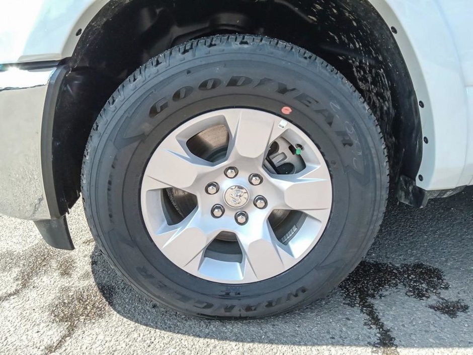 2025 Ram 1500 BIG HORN IN BRIGHT WHITE EQUIPPED WITH A 3.6L V6 W/ETORQUE , 4X4 , 8SPD AUTO , TRAILER BRAKE CONTROL , 3.55 REAR AXLE RATIO , PR-5