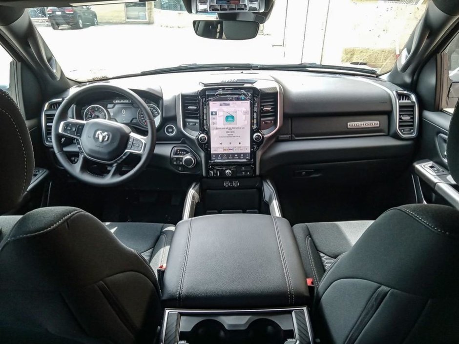 2025 Ram 1500 BIG HORN SPORT IN BRIGHT WHITE EQUIPPED WITH A 3.0L TWIN TURBO , 4X4 , 8SPD AUTO , PANORAMIC SUNROOF , 125L TANK , TONNEAU , BIG-23