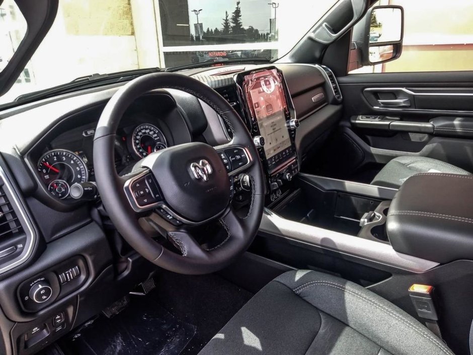 2025 Ram 1500 BIG HORN SPORT IN BRIGHT WHITE EQUIPPED WITH A 3.0L TWIN TURBO , 4X4 , 8SPD AUTO , PANORAMIC SUNROOF , 125L TANK , TONNEAU , BIG-12