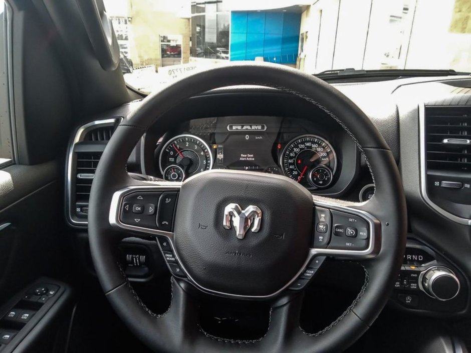 2025 Ram 1500 BIG HORN SPORT IN BRIGHT WHITE EQUIPPED WITH A 3.0L TWIN TURBO , 4X4 , 8SPD AUTO , PANORAMIC SUNROOF , 125L TANK , TONNEAU , BIG-13