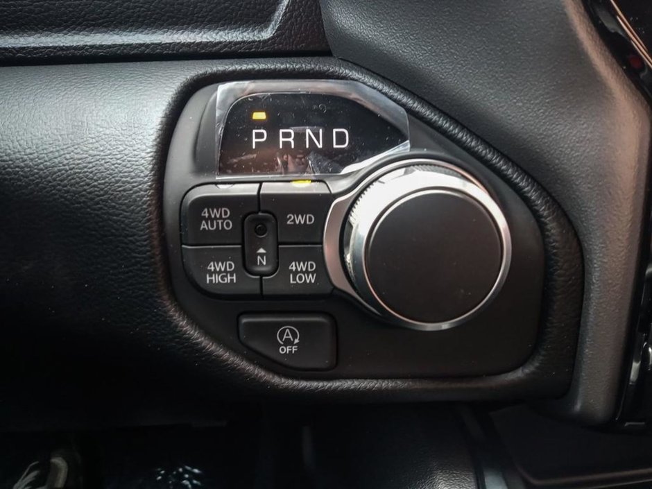 2025 Ram 1500 BIG HORN SPORT IN BRIGHT WHITE EQUIPPED WITH A 3.0L TWIN TURBO , 4X4 , 8SPD AUTO , PANORAMIC SUNROOF , 125L TANK , TONNEAU , BIG-17