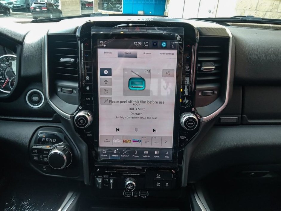 2025 Ram 1500 BIG HORN SPORT IN BRIGHT WHITE EQUIPPED WITH A 3.0L TWIN TURBO , 4X4 , 8SPD AUTO , PANORAMIC SUNROOF , 125L TANK , TONNEAU , BIG-18