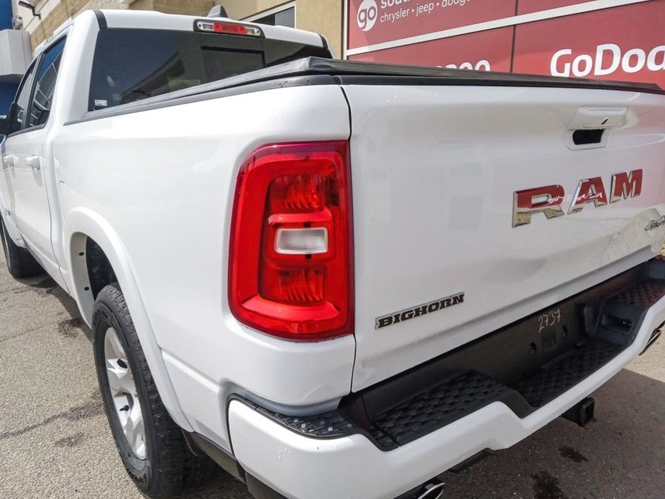 2025 Ram 1500 BIG HORN SPORT IN BRIGHT WHITE EQUIPPED WITH A 3.0L TWIN TURBO , 4X4 , 8SPD AUTO , PANORAMIC SUNROOF , 125L TANK , TONNEAU , BIG-10