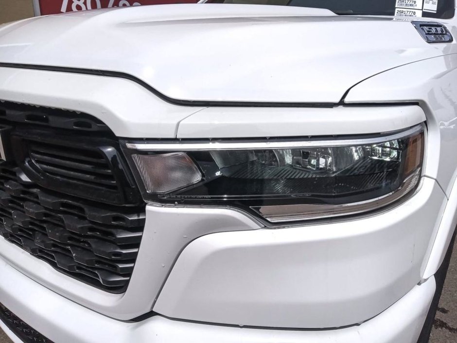 2025 Ram 1500 BIG HORN SPORT IN BRIGHT WHITE EQUIPPED WITH A 3.0L TWIN TURBO , 4X4 , 8SPD AUTO , PANORAMIC SUNROOF , 125L TANK , TONNEAU , BIG-7