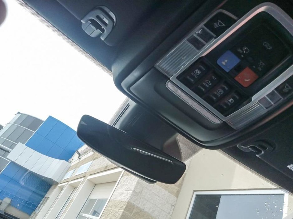 2025 Ram 1500 BIG HORN SPORT IN BRIGHT WHITE EQUIPPED WITH A 3.0L TWIN TURBO , 4X4 , 8SPD AUTO , PANORAMIC SUNROOF , 125L TANK , TONNEAU , BIG-20