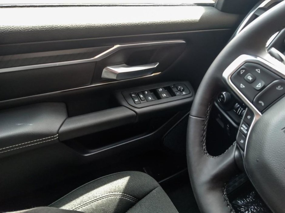 2025 Ram 1500 BIG HORN SPORT IN BRIGHT WHITE EQUIPPED WITH A 3.0L TWIN TURBO , 4X4 , 8SPD AUTO , PANORAMIC SUNROOF , 125L TANK , TONNEAU , BIG-16