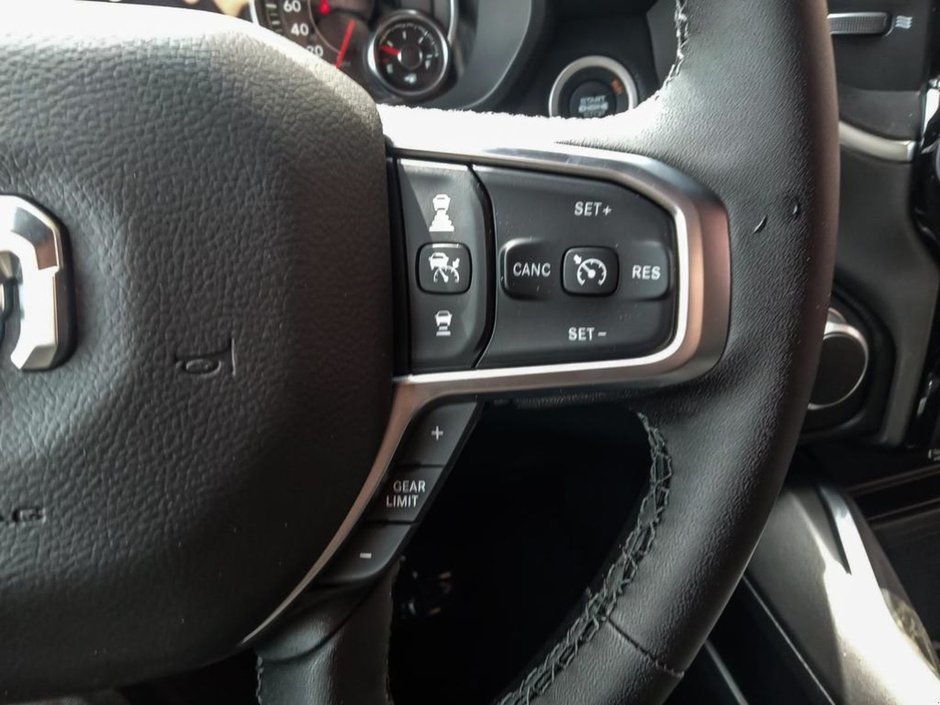 2025 Ram 1500 BIG HORN SPORT IN BRIGHT WHITE EQUIPPED WITH A 3.0L TWIN TURBO , 4X4 , 8SPD AUTO , PANORAMIC SUNROOF , 125L TANK , TONNEAU , BIG-15