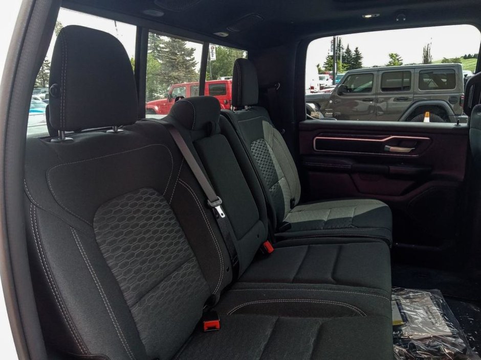 2025 Ram 1500 BIG HORN SPORT IN BRIGHT WHITE EQUIPPED WITH A 3.0L TWIN TURBO , 4X4 , 8SPD AUTO , PANORAMIC SUNROOF , 125L TANK , TONNEAU , BIG-22