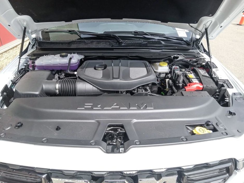 2025 Ram 1500 BIG HORN SPORT IN BRIGHT WHITE EQUIPPED WITH A 3.0L TWIN TURBO , 4X4 , 8SPD AUTO , PANORAMIC SUNROOF , 125L TANK , TONNEAU , BIG-9