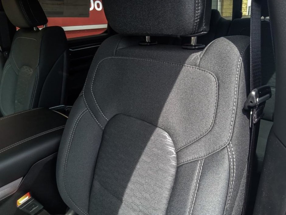 2025 Ram 1500 BIG HORN SPORT IN BRIGHT WHITE EQUIPPED WITH A 3.0L TWIN TURBO , 4X4 , 8SPD AUTO , PANORAMIC SUNROOF , 125L TANK , TONNEAU , BIG-19