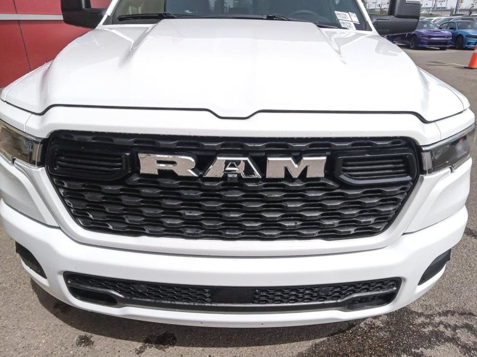 2025 Ram 1500 BIG HORN SPORT IN BRIGHT WHITE EQUIPPED WITH A 3.0L TWIN TURBO , 4X4 , 8SPD AUTO , PANORAMIC SUNROOF , 125L TANK , TONNEAU , BIG-8