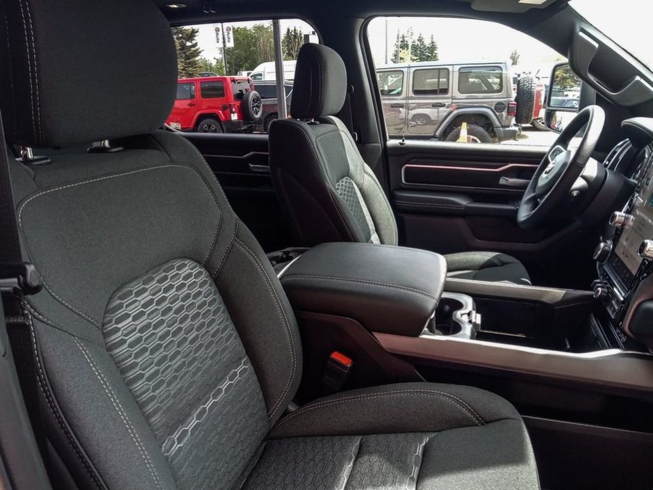 2025 Ram 1500 BIG HORN SPORT IN BRIGHT WHITE EQUIPPED WITH A 3.0L TWIN TURBO , 4X4 , 8SPD AUTO , PANORAMIC SUNROOF , 125L TANK , TONNEAU , BIG-21