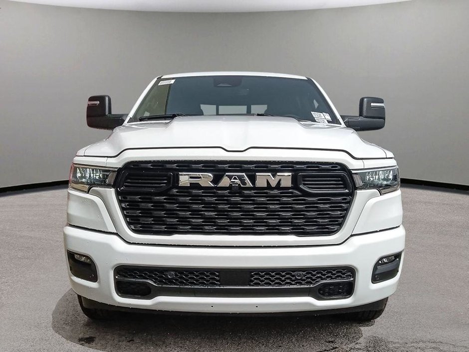 2025 Ram 1500 BIG HORN SPORT IN BRIGHT WHITE EQUIPPED WITH A 3.0L TWIN TURBO , 4X4 , 8SPD AUTO , PANORAMIC SUNROOF , 125L TANK , TONNEAU , BIG-1