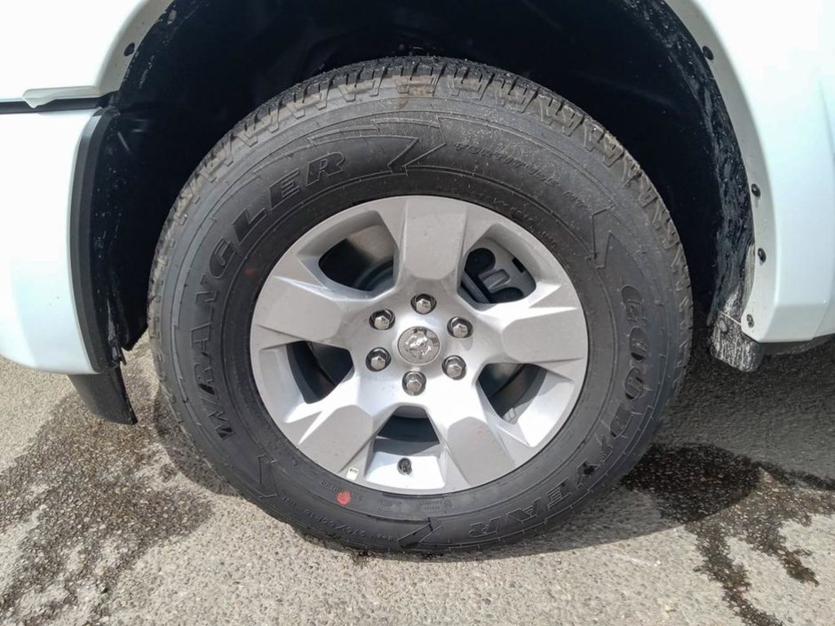 2025 Ram 1500 BIG HORN SPORT IN BRIGHT WHITE EQUIPPED WITH A 3.0L TWIN TURBO , 4X4 , 8SPD AUTO , PANORAMIC SUNROOF , 125L TANK , TONNEAU , BIG-5