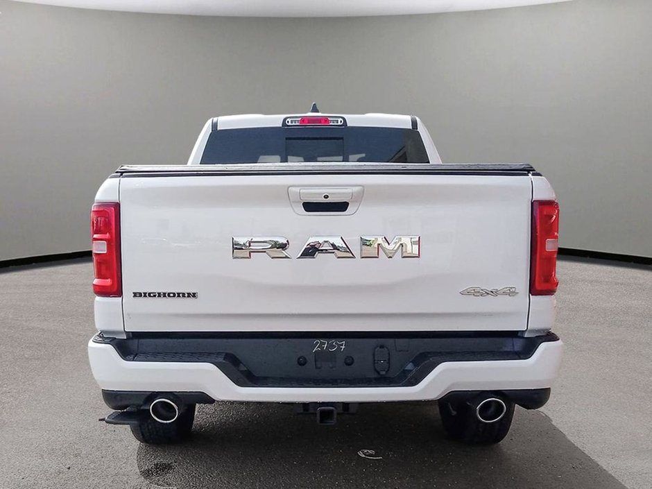 2025 Ram 1500 BIG HORN SPORT IN BRIGHT WHITE EQUIPPED WITH A 3.0L TWIN TURBO , 4X4 , 8SPD AUTO , PANORAMIC SUNROOF , 125L TANK , TONNEAU , BIG-4